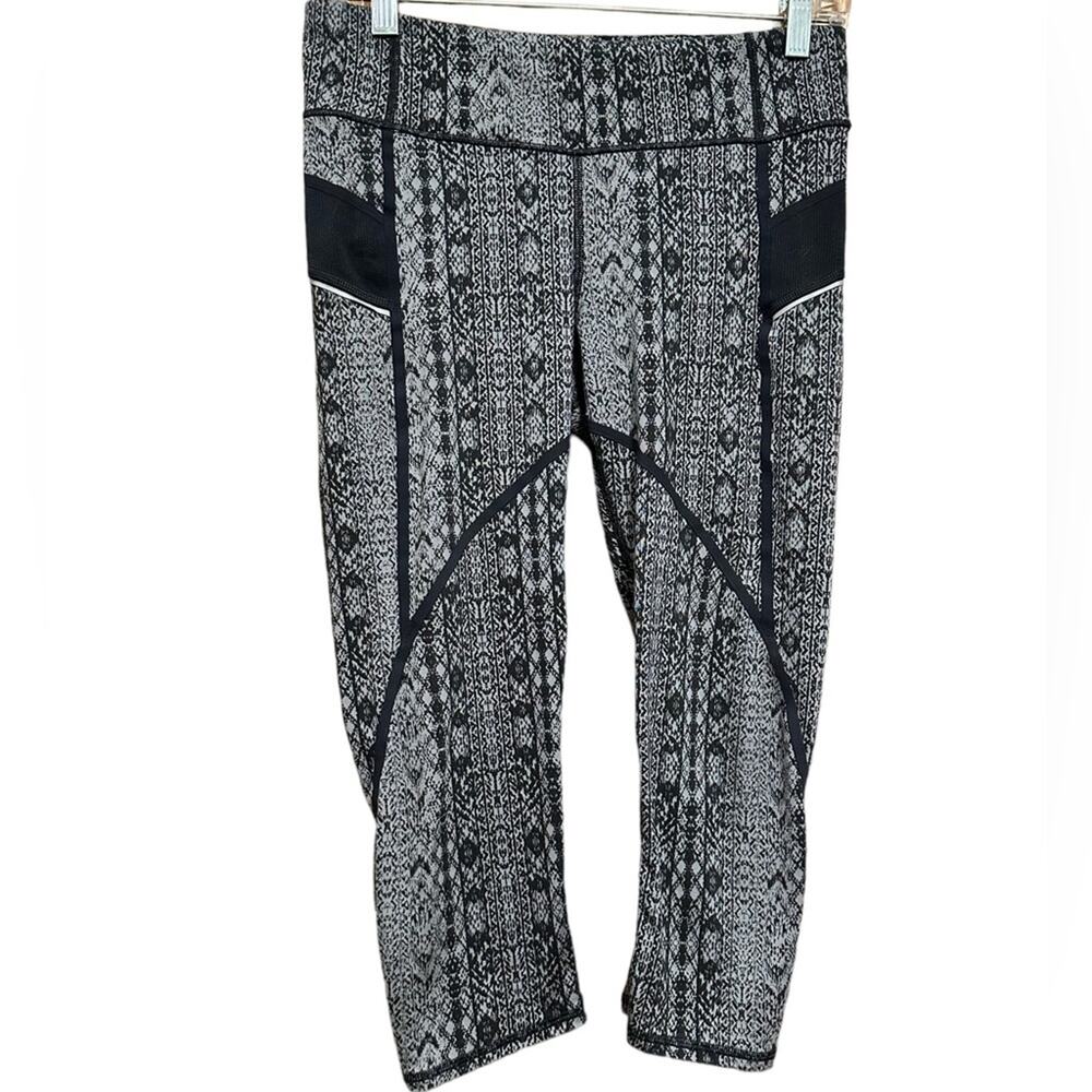 Athleta Black and White Print Capri Leggings Size Small